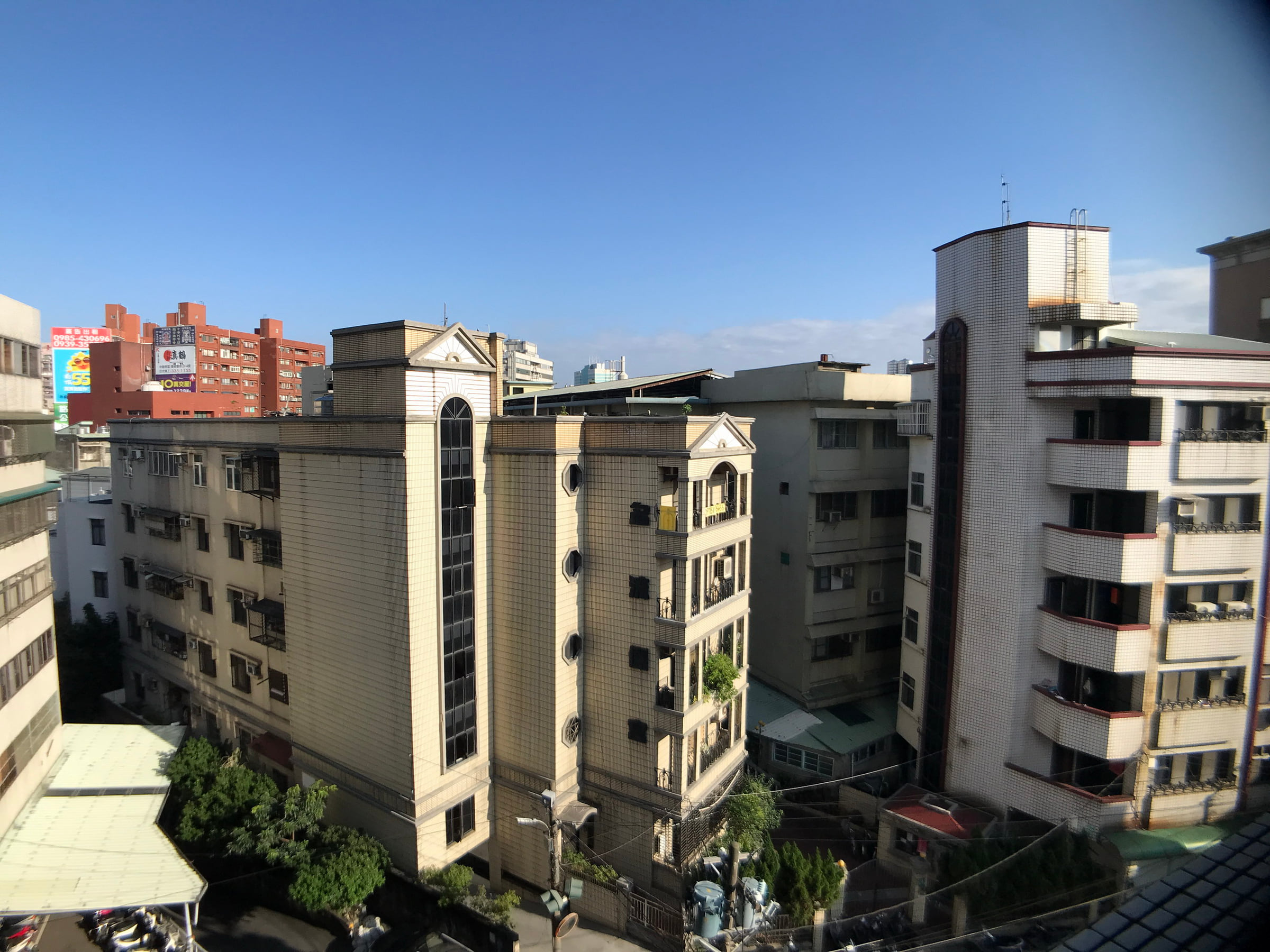 窗外是一整片城市。