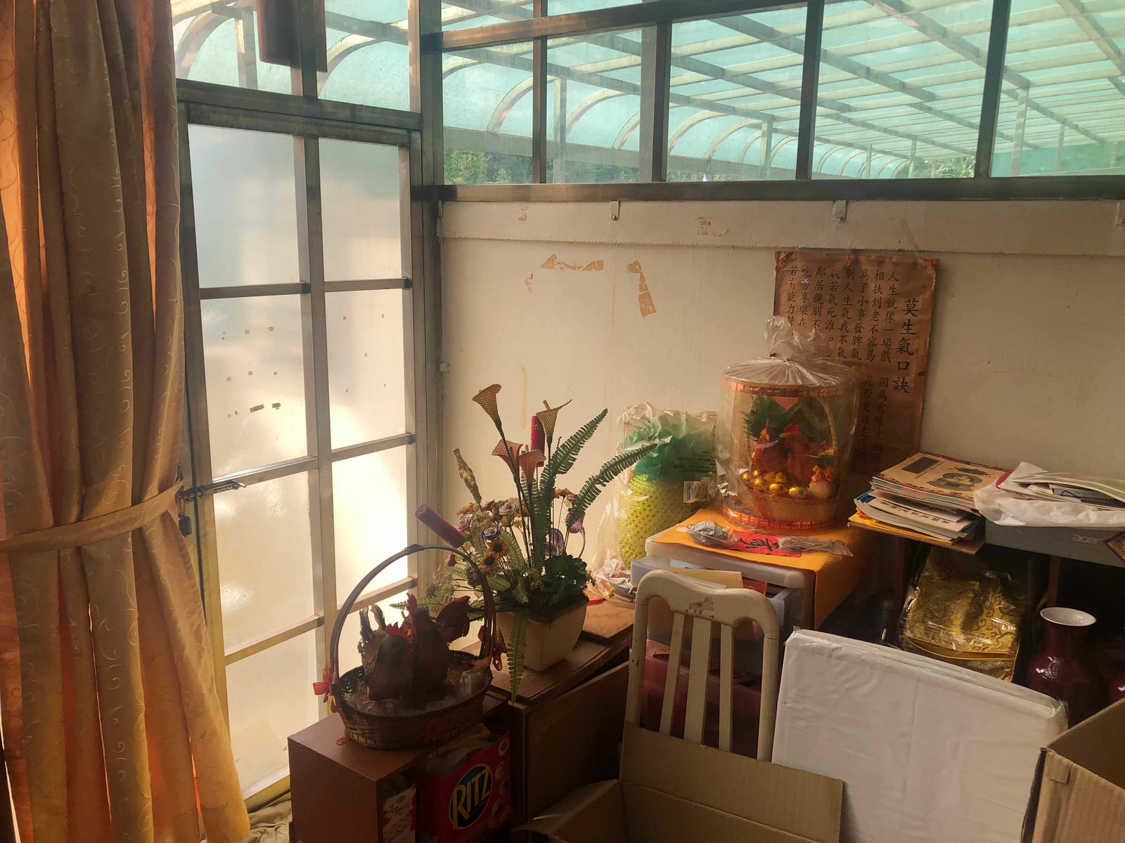 頂樓玻璃屋，植物與雜物