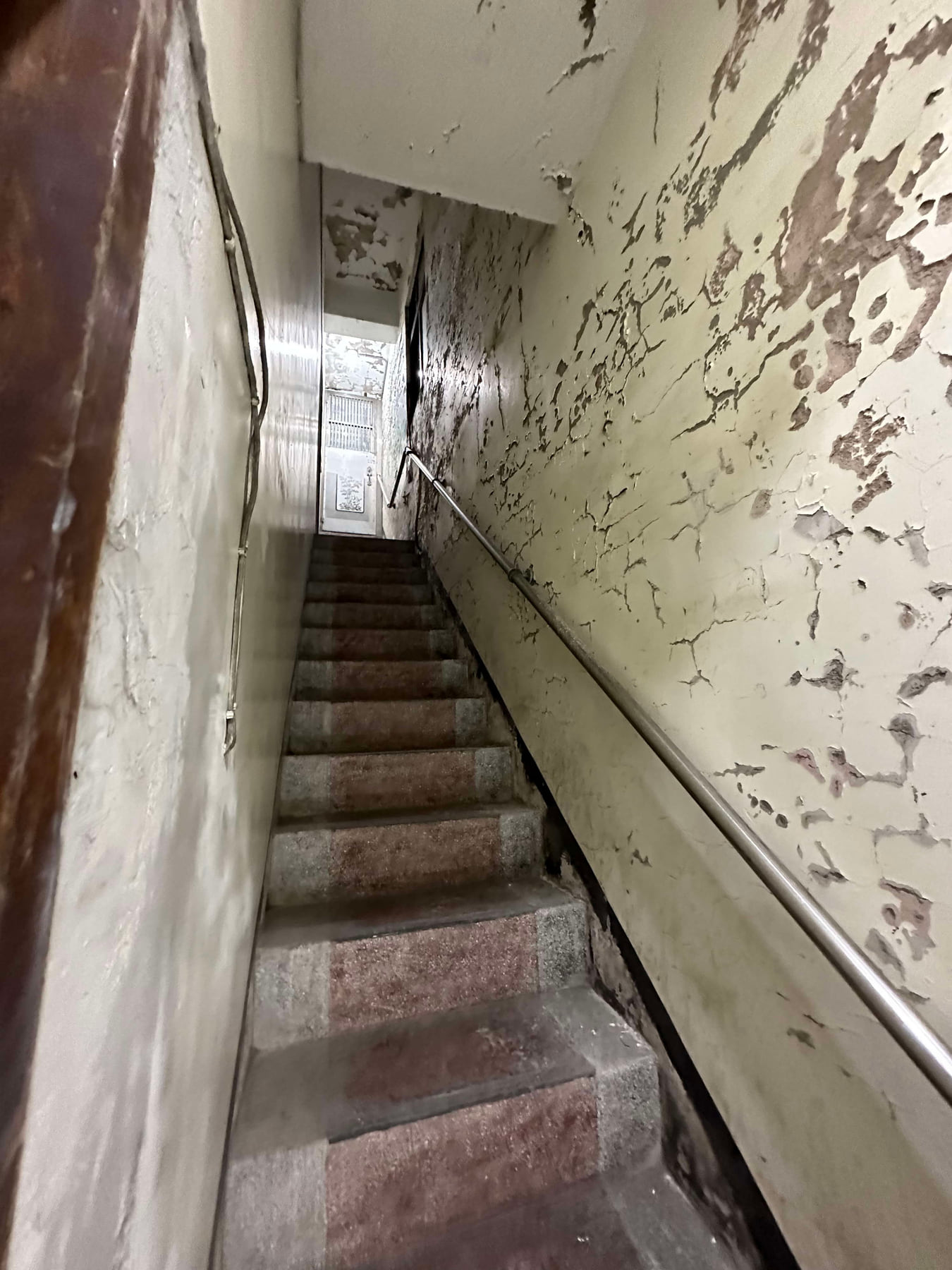 斑駁的樓梯間