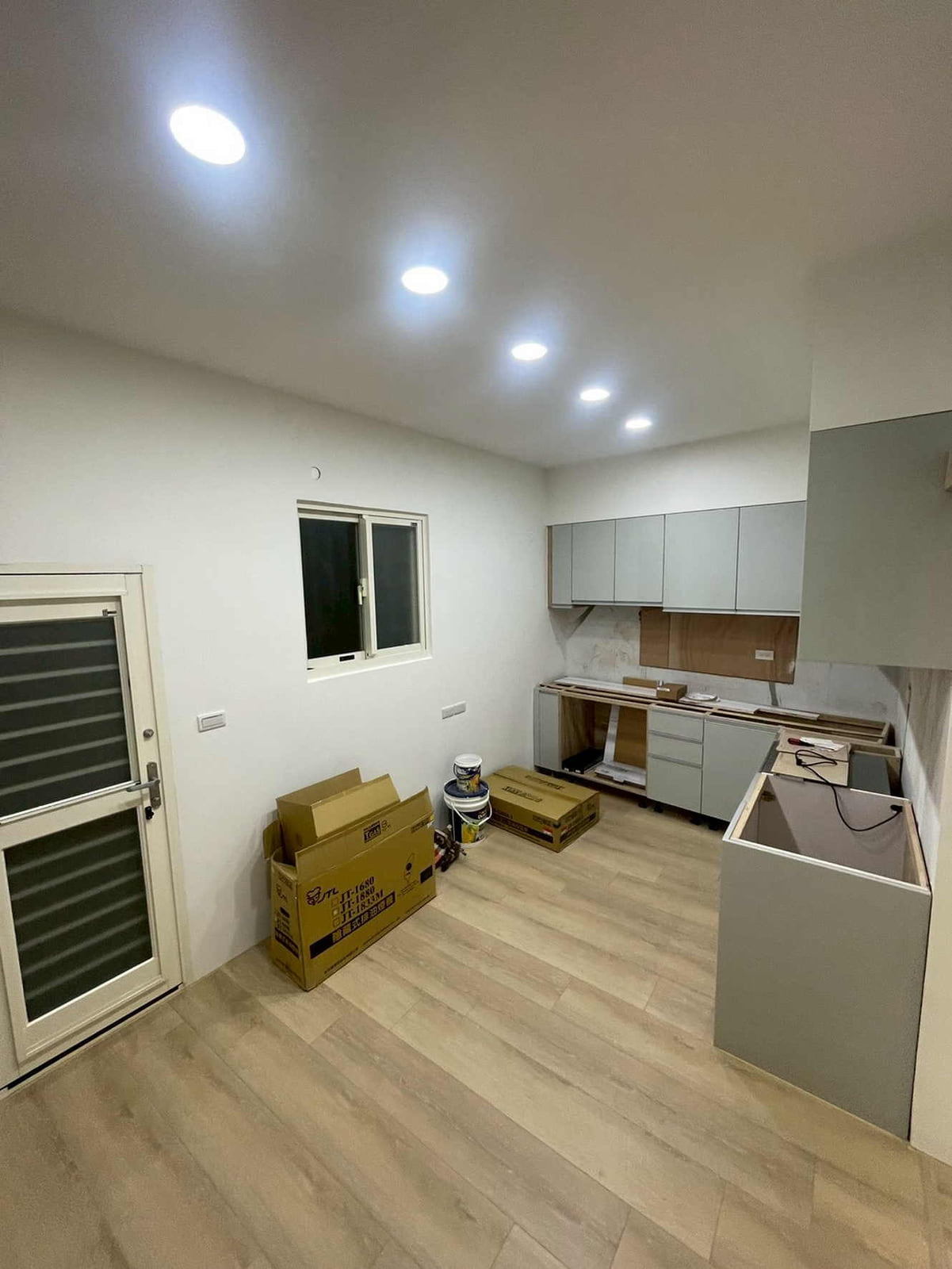 廚具進場